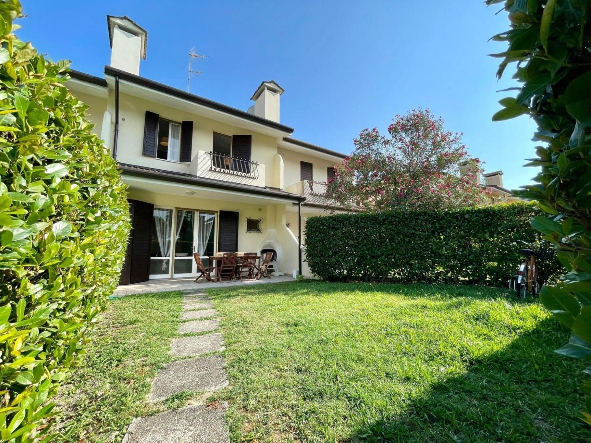 Spacious House For 6 With Pool And Garden